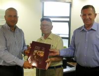 Григорий Фирер дарит картины любимому городу