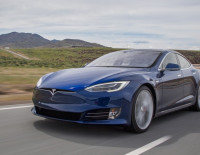У Tesla лопнула шина на скорости 285 км/ч &mdash; пассажиры чудом выжили