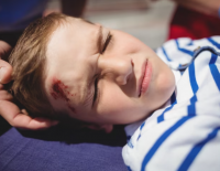 13-летние школьники привязали одноклассника к стулу и жестоко избили его