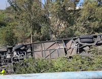 На 5-ой трассе автобус съехал в кювет и перевернулся, десятки пострадавших