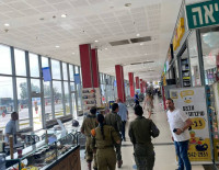 В Беэр-Шеве террорист-ваххабит напал с ножом на центральном автовокзале, девушка убита, много пострадавших