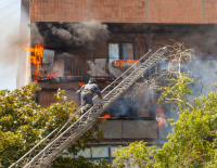 В пожаре в Хайфе пострадал 4-летний малыш, 20 человек отравились дымом