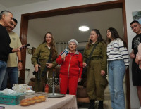 Ашкелон: Несем свет праздника пожилым и выжившим в Катастрофе