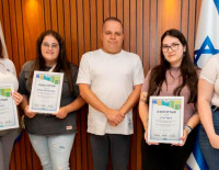 Грамоты и стипендии выдающимся женщинам-сотрудницам колл-центра мэрии Ашкелона