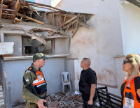 Мэр Ашкелона посетил жителей города, дома которых были разрушены в результате ночного обстрела