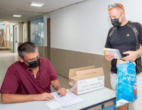 Мэрия Ашкелона раздает родителям экспресс-тесты на антигены