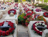 Мэрия Ашкелона возложила венки к могилам павших вместе с письмами от семей