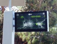 Вандалы разбили электронное табло на остановке