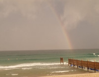 Радуга над пляжами Ашкелона, открытыми этим утром для купания
