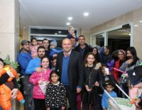 Мэр зажег ханукальные свечи в семьях у которых родился ребенок