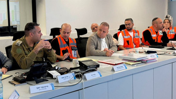 Совещание с городскими и экстренными службами под председательством мэра Томера Глама