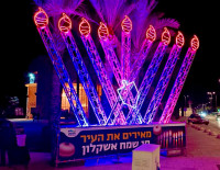 В Ашкелоне к празднику Хануки по всему городу расставили великолепные огромные меноры