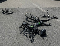  В Ашкелоне машина сбила девушку на электровелосипеде, пострадавшая в тяжелом состоянии