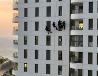 В Ашкелоне полиция спасла женщину, которая собиралась выпрыгнуть из окна 11 этажа