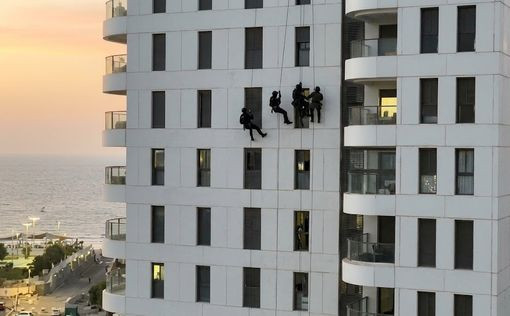 В Ашкелоне полиция спасла женщину, которая собиралась выпрыгнуть из окна 11 этажа