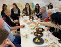 За чашечкой кофе с пирожными: девушки и подростки на социальном мероприятии с ветеранами французского бизнеса