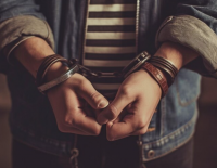 24-летнему мужчине, изнасиловавшему в парке в Холоне 63-летнюю женщину, выдвинуты обвинения