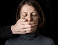 Кацрин: 4 старшеклассников изнасиловали 40-летнюю женщину и порезали ее сына