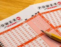 Мужчина впервые купил в магазине лотерейный билет и сорвал джекпот более миллиарда долларов