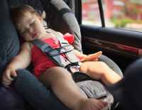 Опять! Забытый в автомобиле ребенок в очень тяжелом состоянии