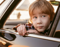 Полиция в шоке: 7-летний ребенок ездил на машине по поселку, катая своих друзей