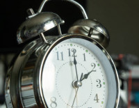 Промышленники Израиля вновь призывают раз и навсегда перейти на летнее время