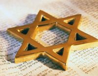 Дань памяти погибших в Париже