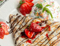 Изысканные французские блины с клубникой и кремом