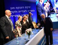 Лучшие волонтеры получили награду министра абсорбции