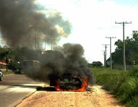 На шоссе № 1 горит автобус, движение парализовано