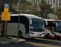 Неизвестные забросали камнями автобус под Димоной, пострадали две женщины