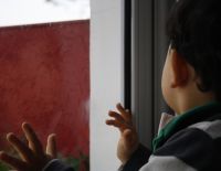 Полуторогодовалый младенец выпал из окна и остался жив