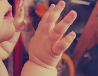 Ребенок долгое время находился в запертом автомобиле и в тяжелейшем состоянии был доставлен в больницу