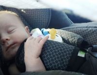 Родители забыли в  запертой машине двухмесячную девочку