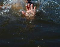 Спасатели ищут утонувшего человека