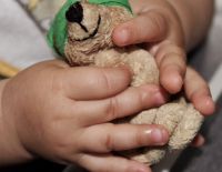 В Бней-Браке двухлетняя девочка выпала с третьего этажа