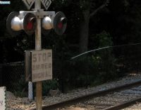 Военнослужащий погиб во время поездки между локомотивом и первым вагоном