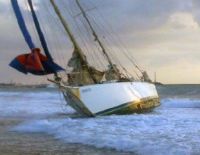 Яхту вынесло на пляж (видео)