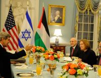 В Тель-Авиве родственники жертв террора освистали Джона Керри