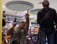 Входы в торговые центры остались без охраны