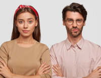 7 сигналов языка тела, которые расскажут, что вас за глаза недолюбливают