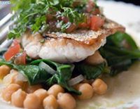 Филе локуса с бобами хумуса и шпинатом