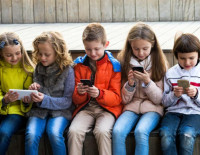 В начальных школах Израиля запретят смартфоны